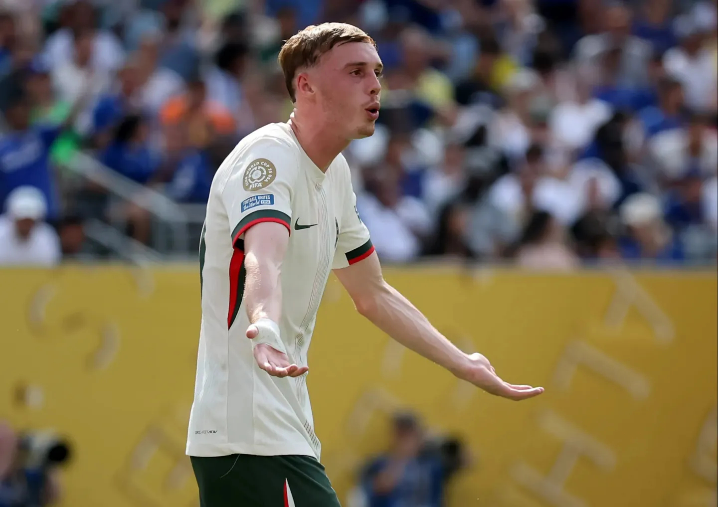 关于切尔西训练开放日；赛后主帅复盘引欢呼；足总杯在即；更衣室氛围转暖的信息